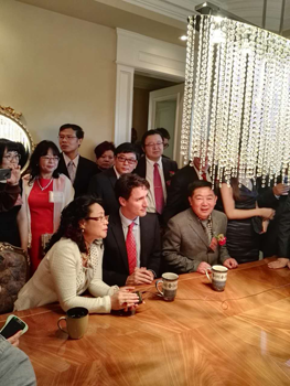 陪同贾斯丁看万洁环保宣传片